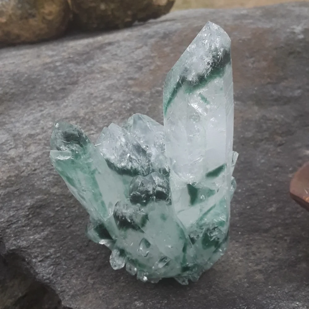 Green phantom quartz crystal cluster, lab-grown - Picture 7 of 8